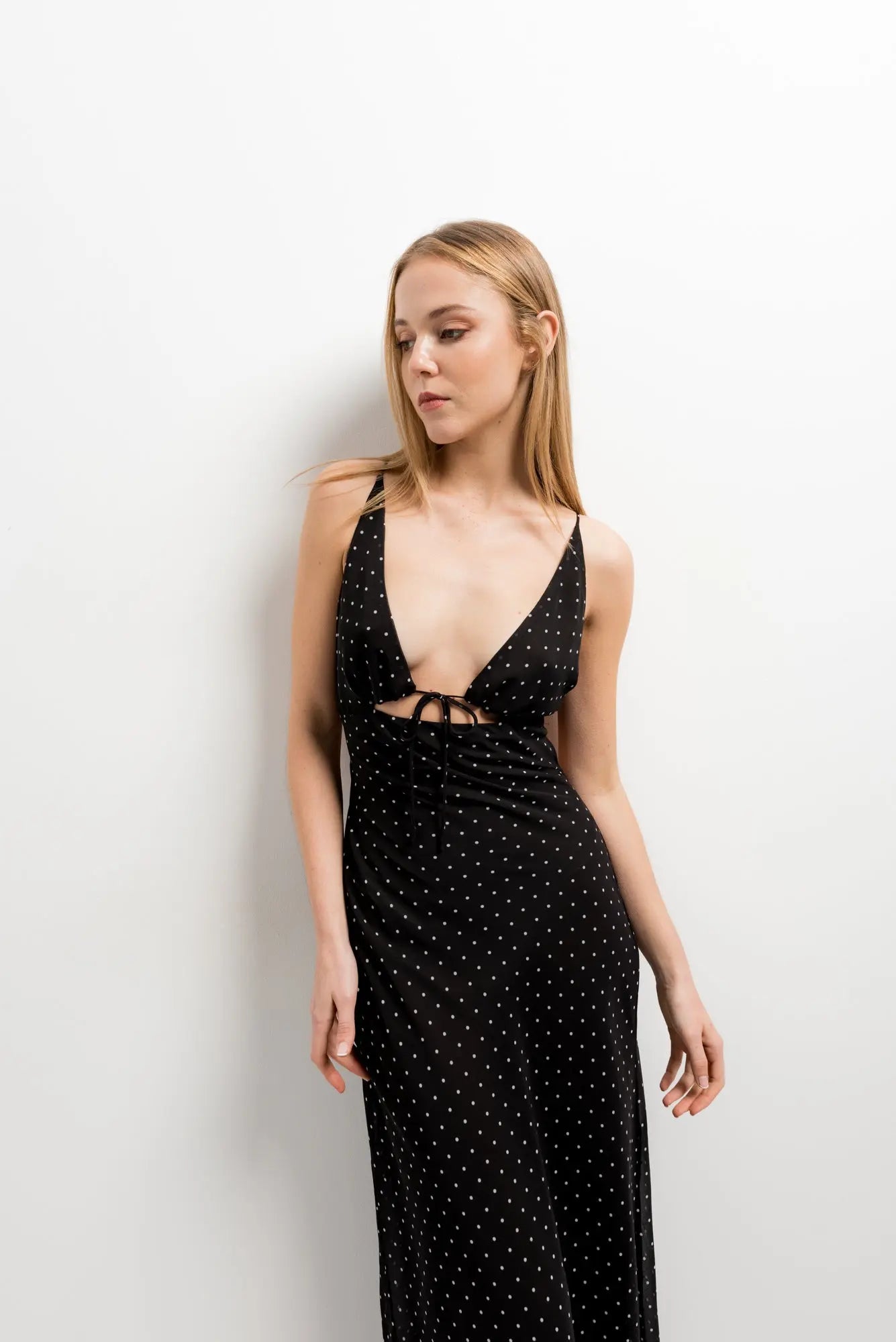 Robe longue fluide noire à pois avec dos nu pour soirée d’été