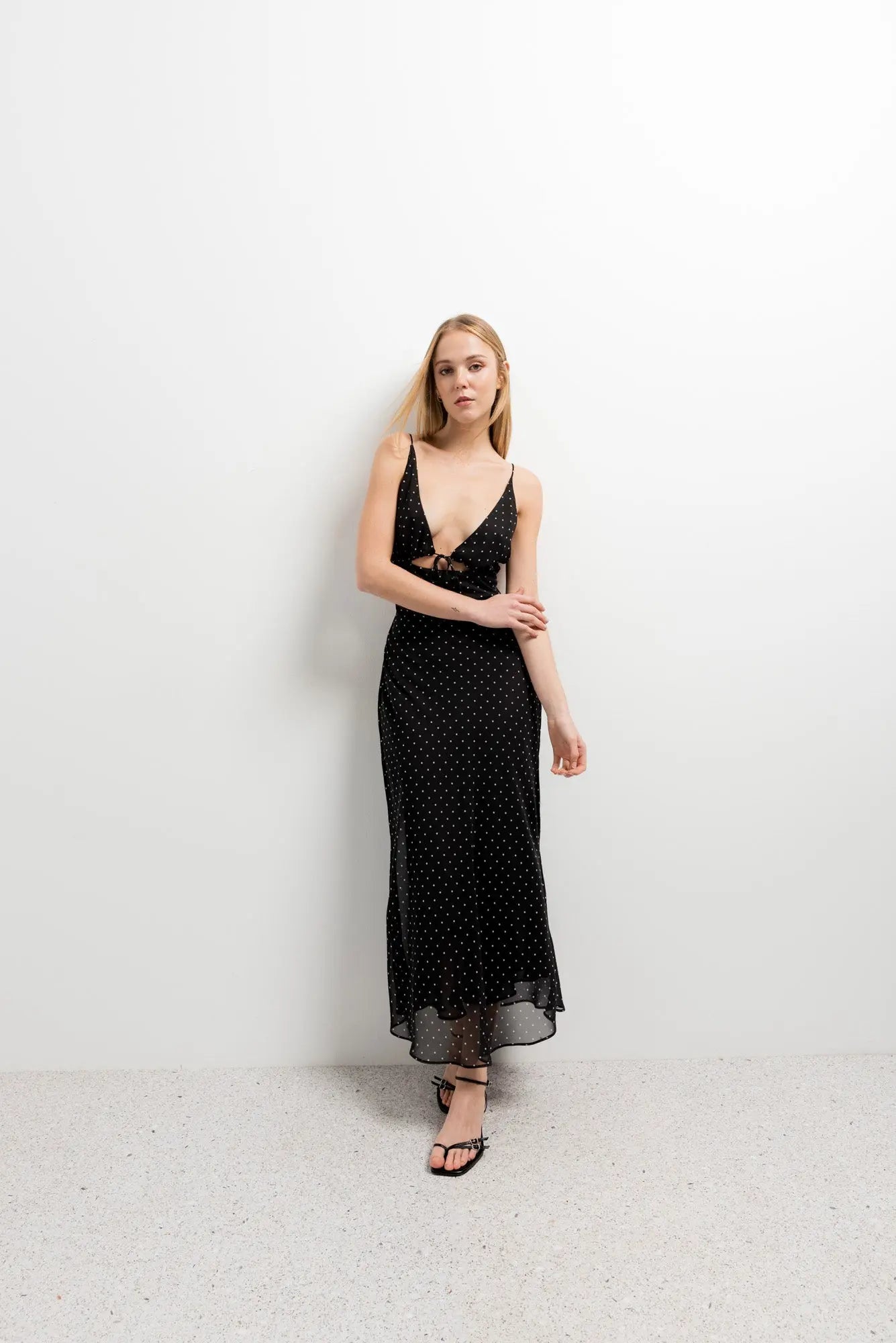 Robe longue fluide noire à pois avec dos nu pour soirée d’été