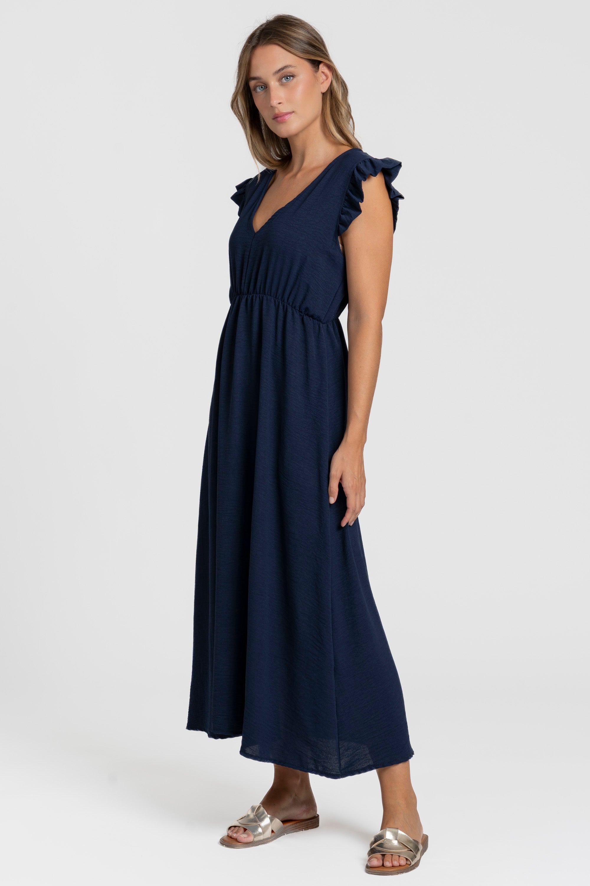Robe midi fluide V-col sans manches taille élastique Italie, modèle bleu marine vue de côté.