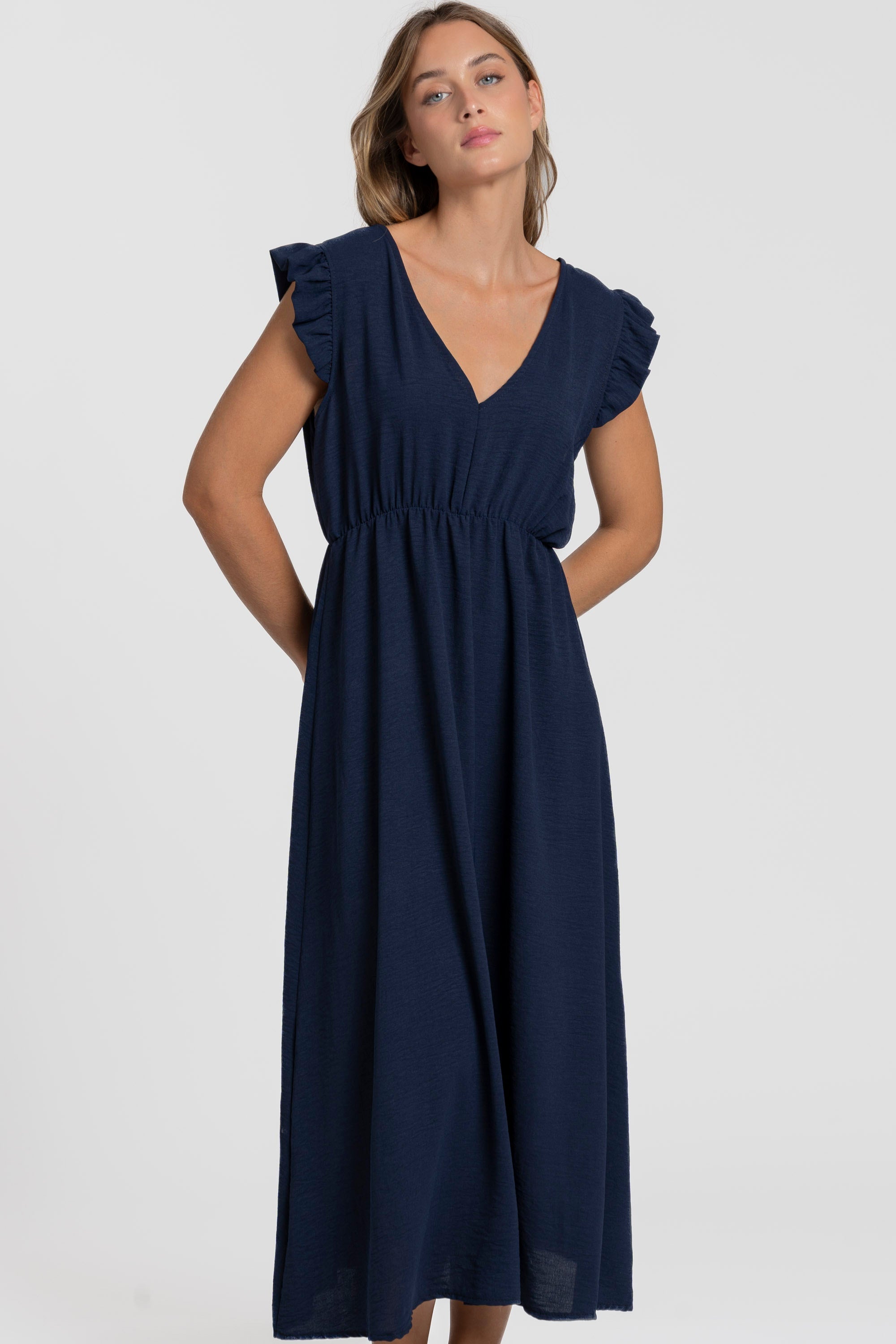 Robe midi fluide V-col sans manches taille élastique Italie, modèle bleu marine vue de face.