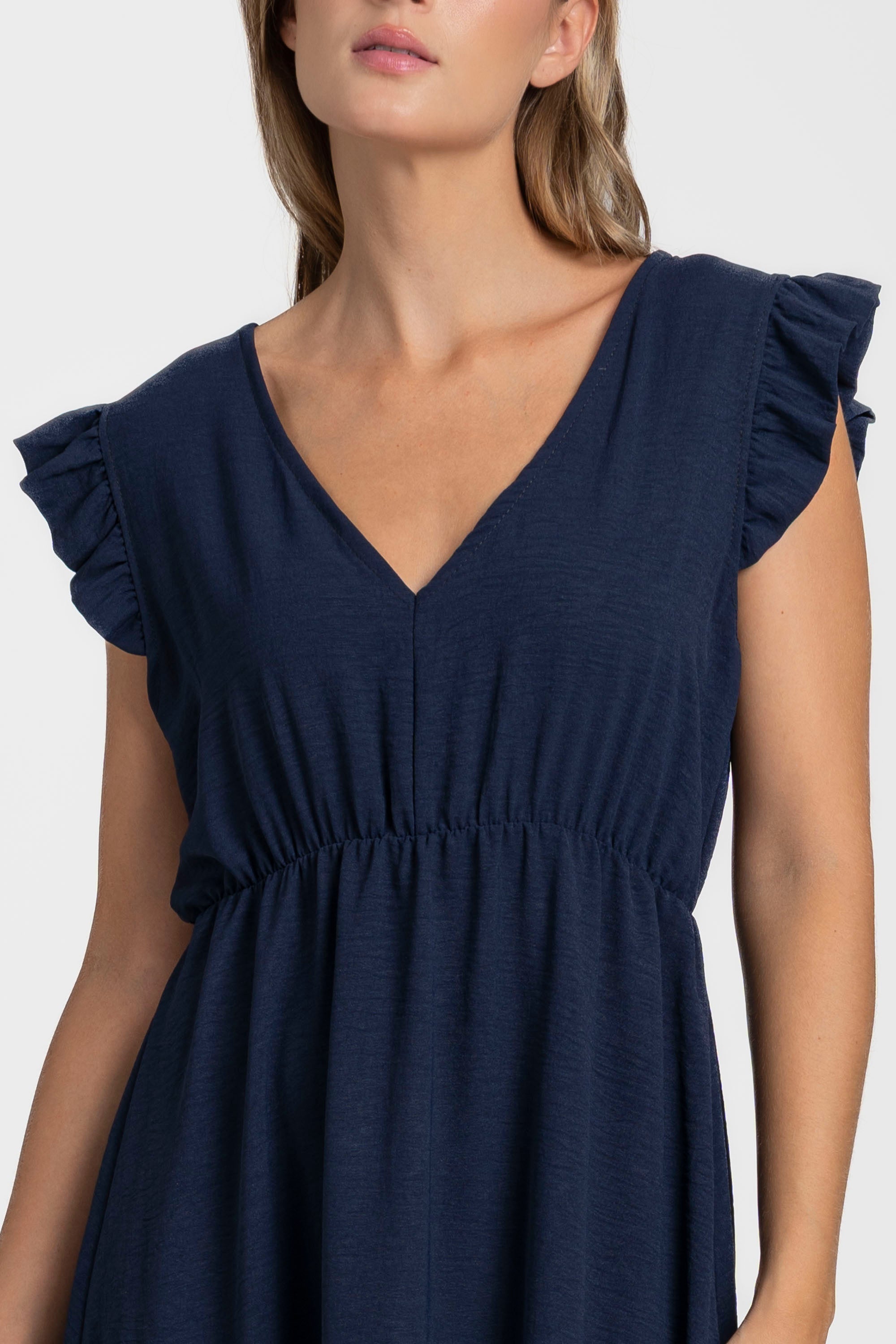 Détail du décolleté en V de la robe midi fluide sans manches taille élastique Italie, en bleu marine.