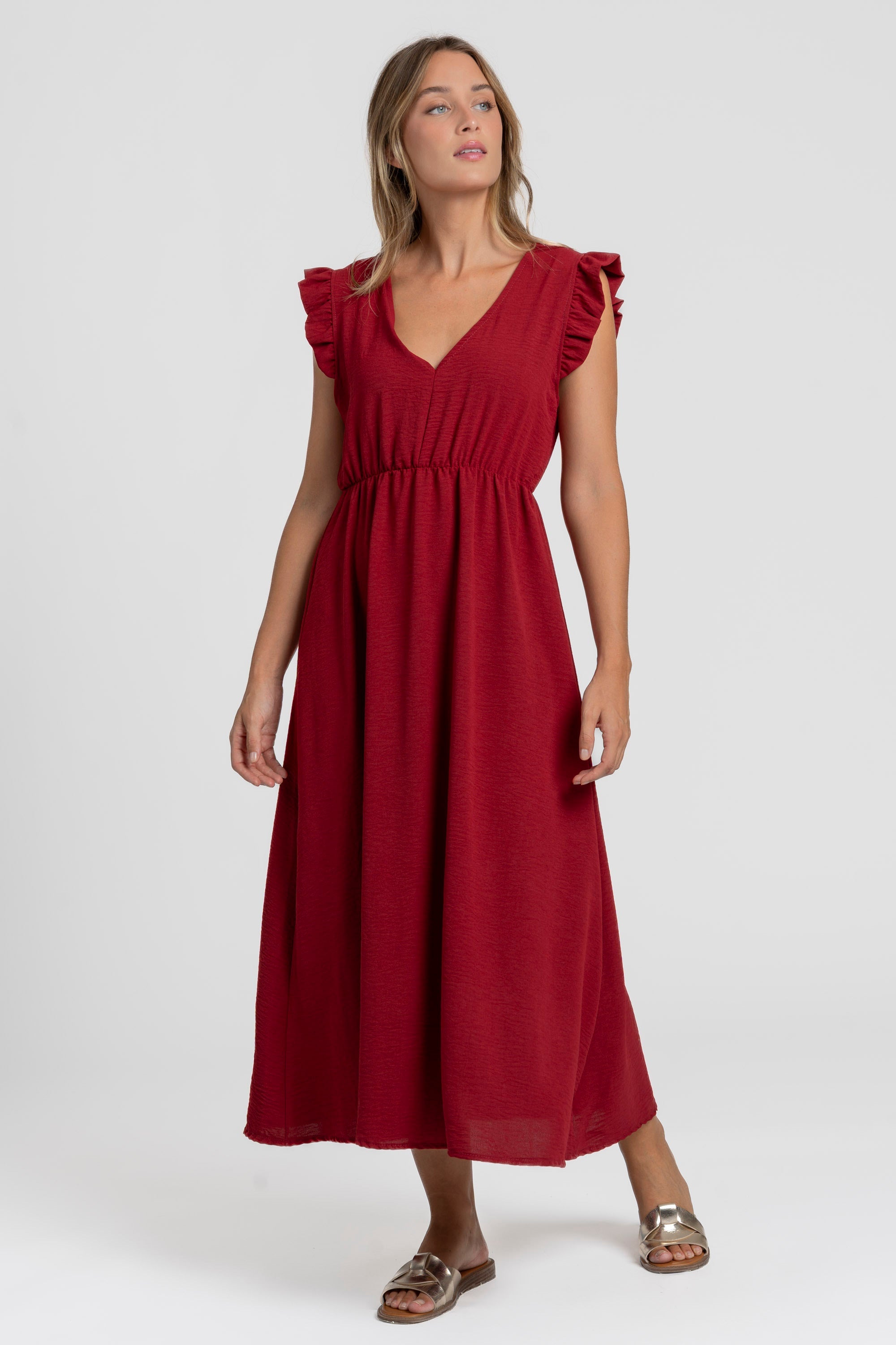 Robe midi fluide V-col sans manches taille élastique Italie en rouge, modèle vue de côté.