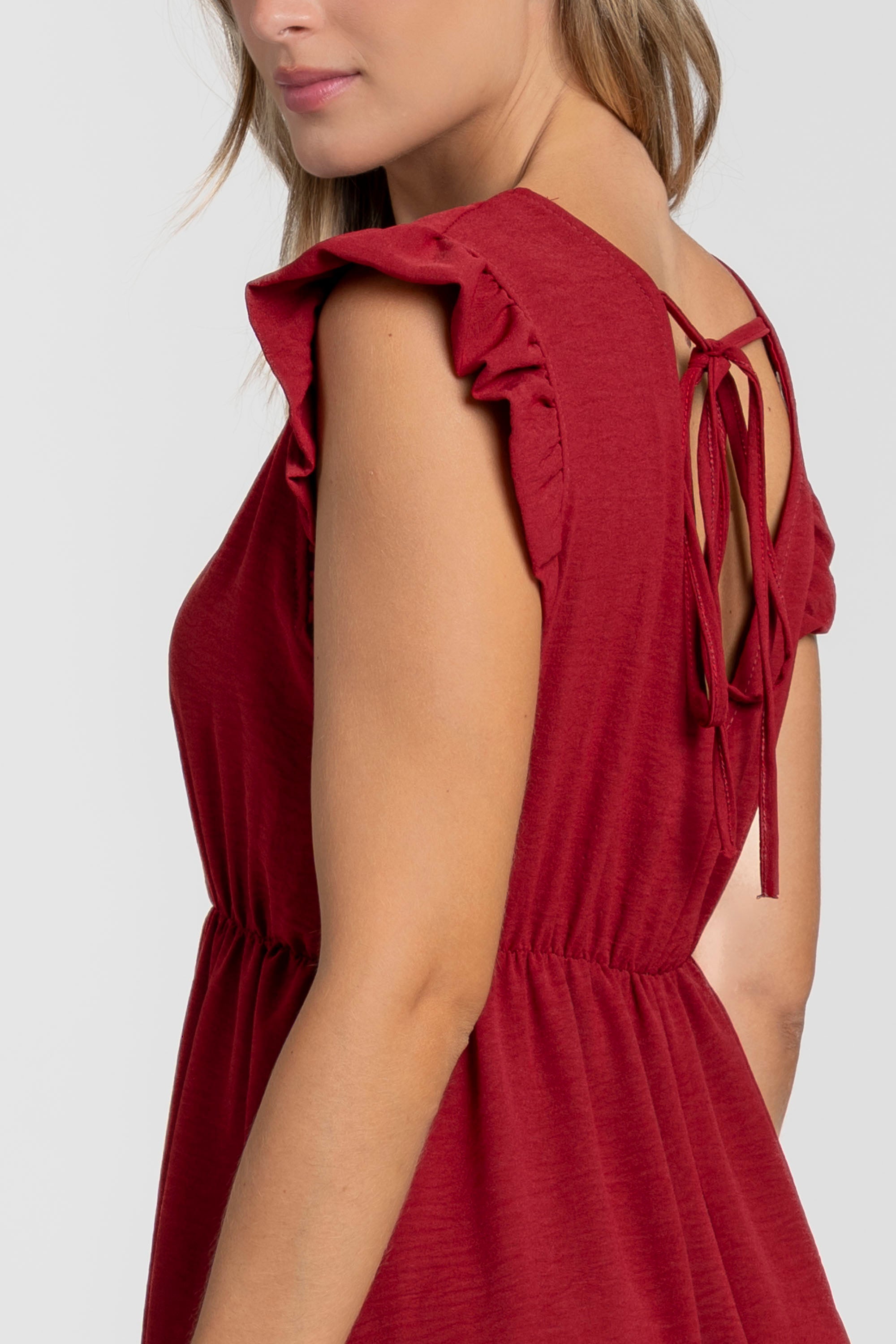 Détail du dos de la robe midi fluide V-col sans manches taille élastique Italie, en rouge.