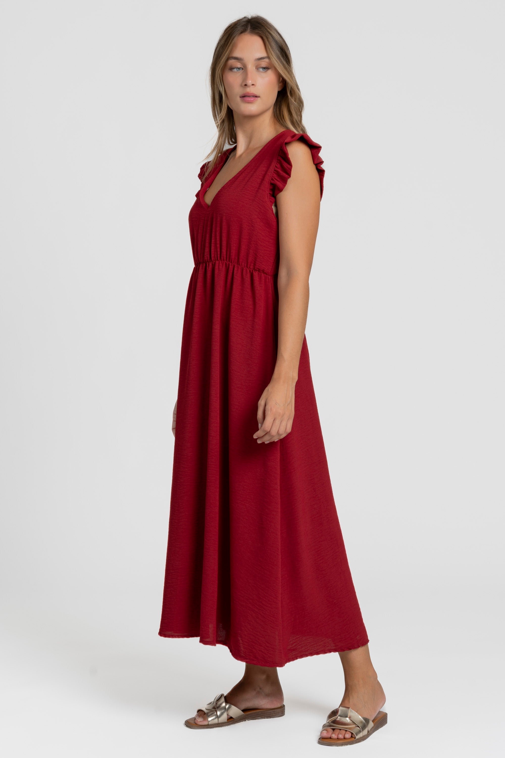 Robe midi fluide V-col sans manches taille élastique Italie, modèle rouge vue de face.
