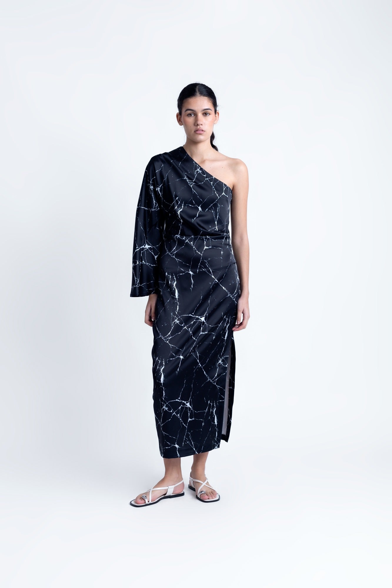 Robe noire asymétrique satinée – imprimé marbre pour soirée Sapiato