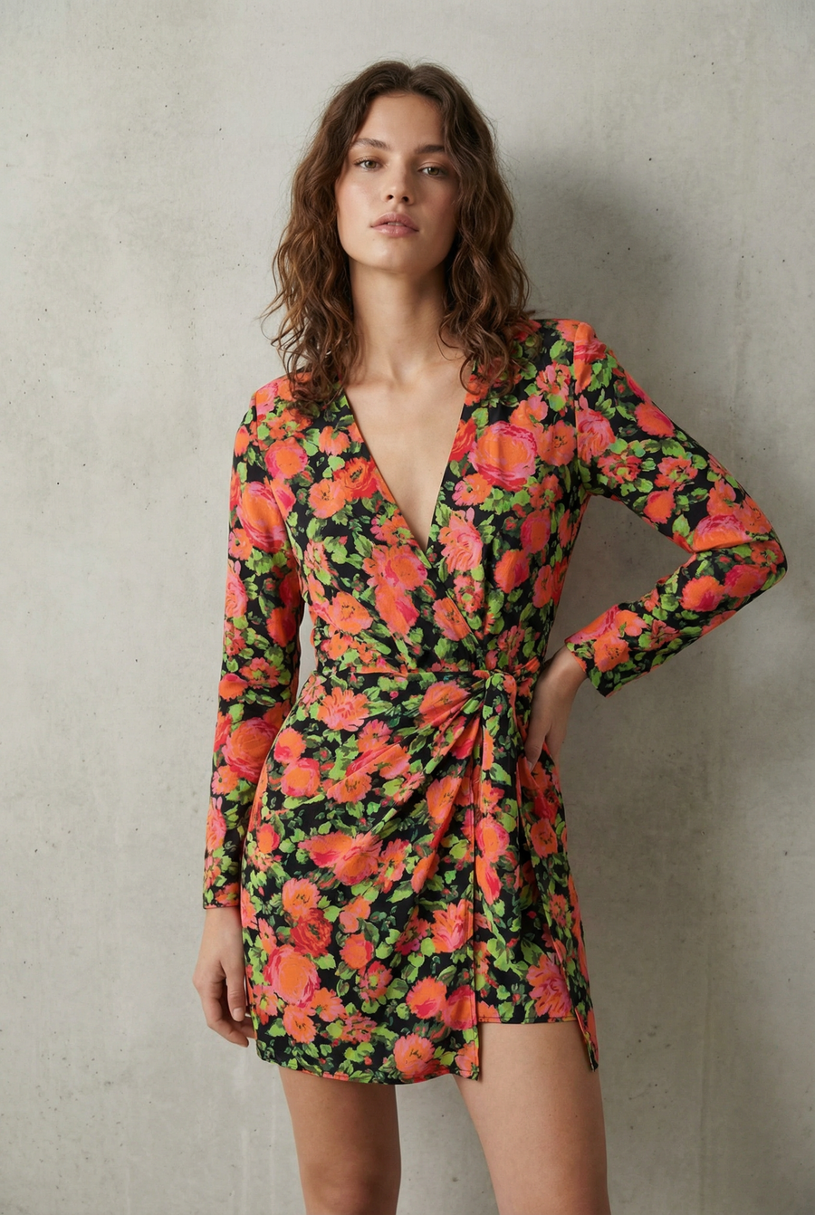 Robe Portefeuille courte Fleuri Noir Et Rose Manches Longues