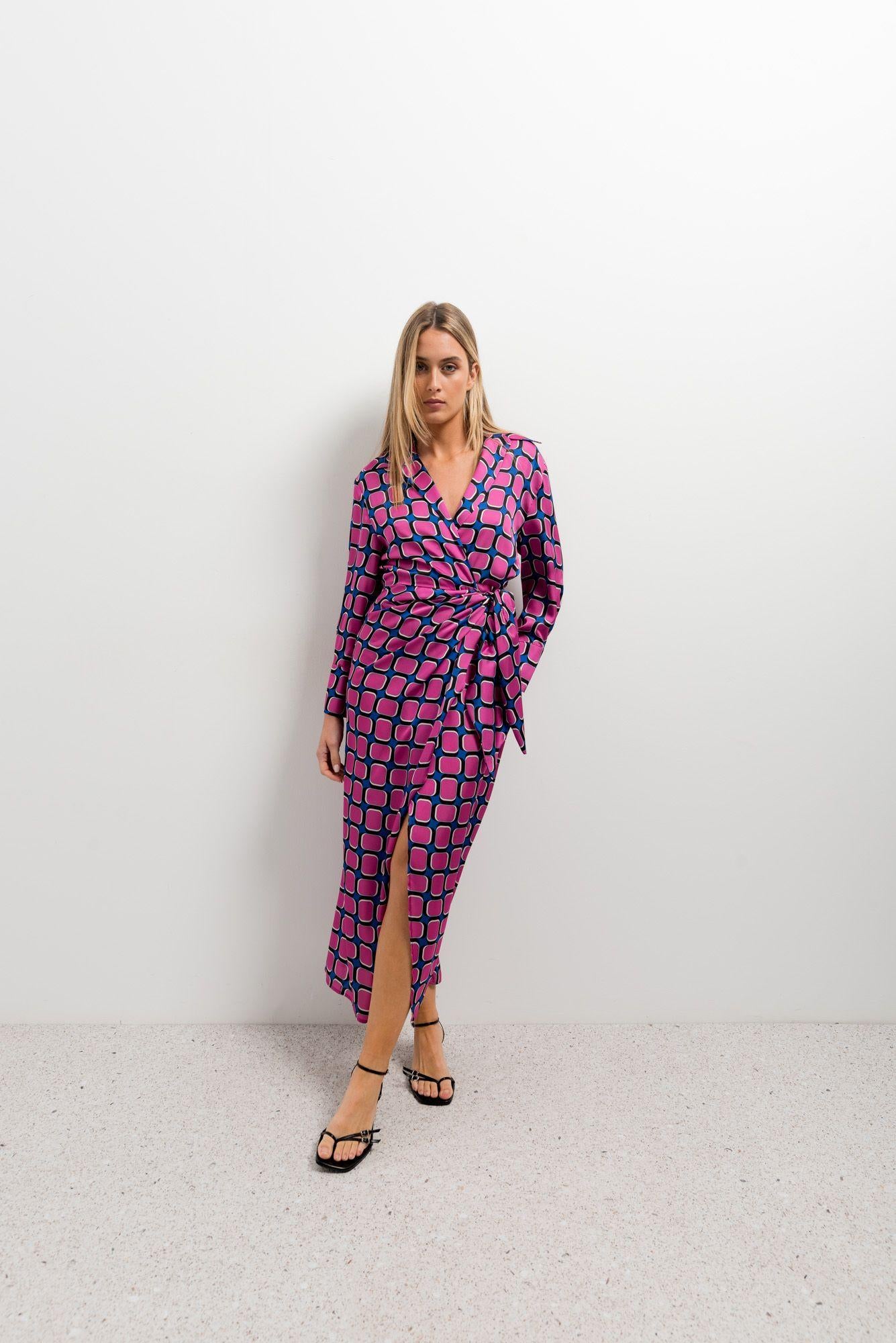 Robe imprimée fluide rose coupe évasée viscose légère élégante, mettant en valeur une femme portant une robe portefeuille femme, robe portefeuille tendance, avec un design géométrique moderne.