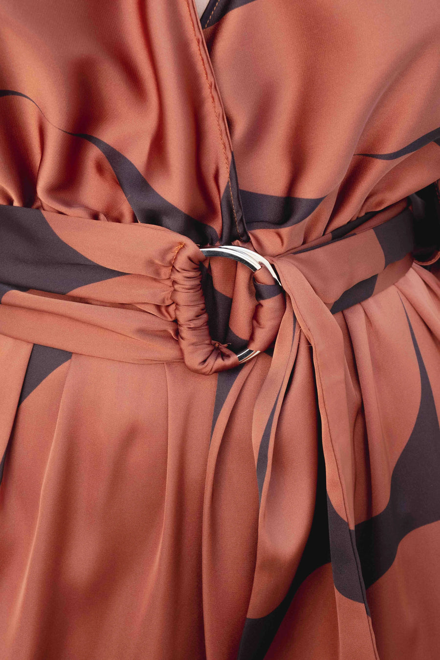 Détail de la ceinture de la Robe Portefeuille Femme À Imprimé Géométrique Noir & Marron, mettant en avant la finition sophistiquée.