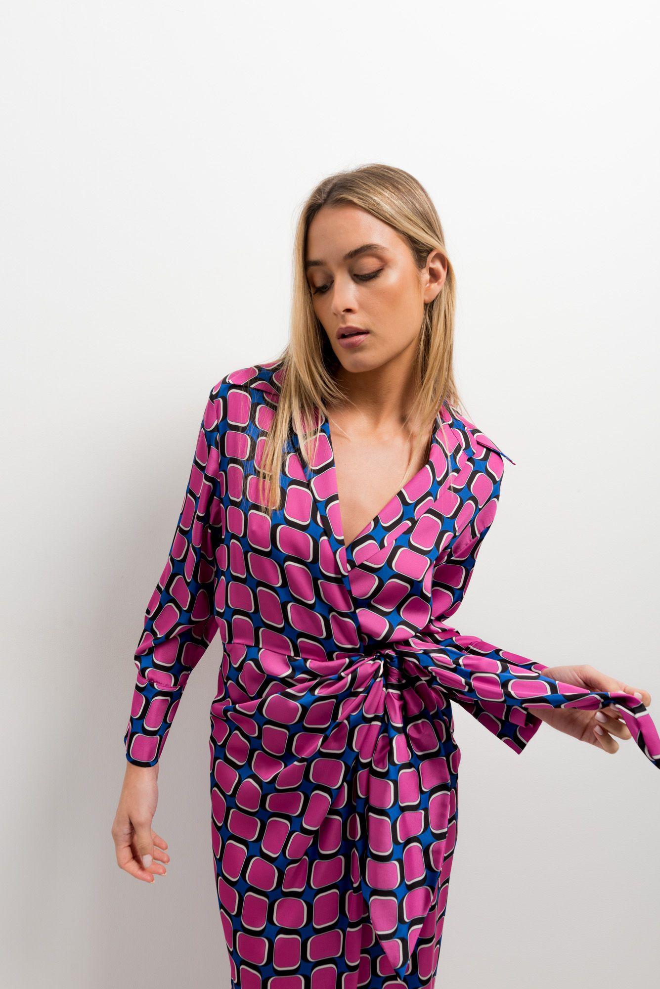 Détail d'une robe imprimée fluide rose coupe évasée viscose légère élégante, illustrant un style féminin avec une robe portefeuille femme, robe portefeuille tendance, accentuant le mouvement et la texture.