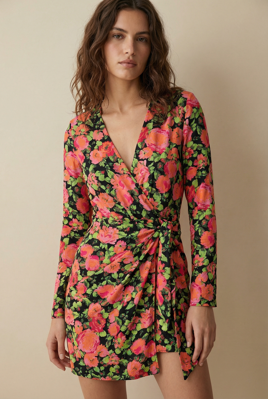 Robe Portefeuille courte Fleuri Noir Et Rose Manches Longues