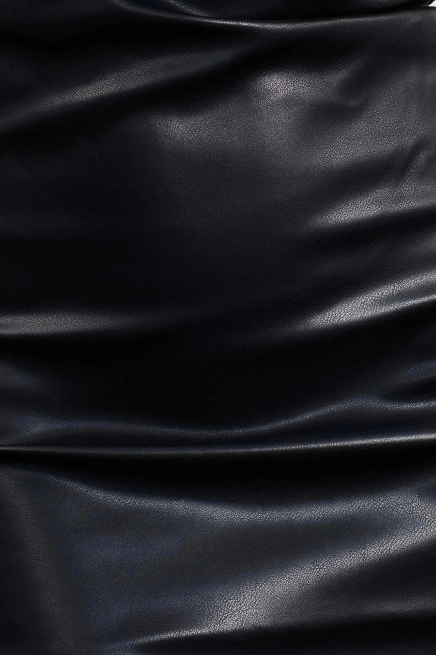 Robe Longue Simili Cuir Noir Bustier Midi Avec Fente Latérale - Élégance Audacieuse, détail de la texture de la robe longue simili cuir noire, soulignant son allure élégante et moderne.