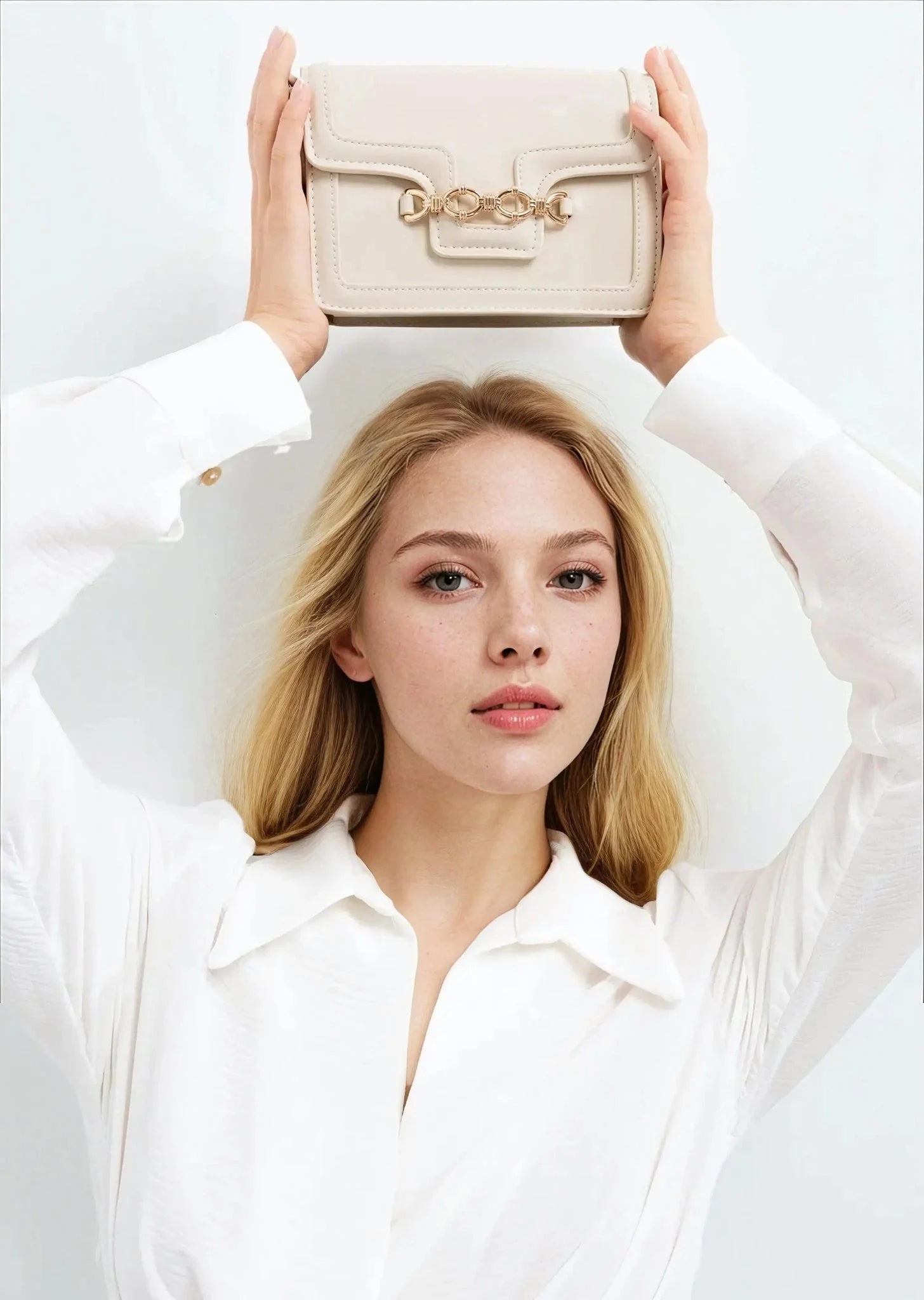 Sac à main crossbody crème avec boucle en or, sac à main élégant et pratique