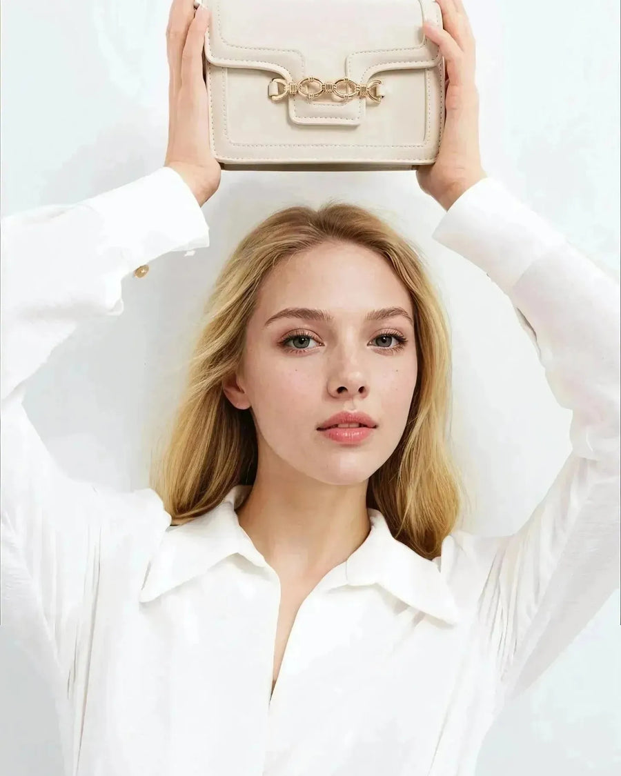 Sac à main crossbody crème avec boucle en or, sac à main élégant et pratique
