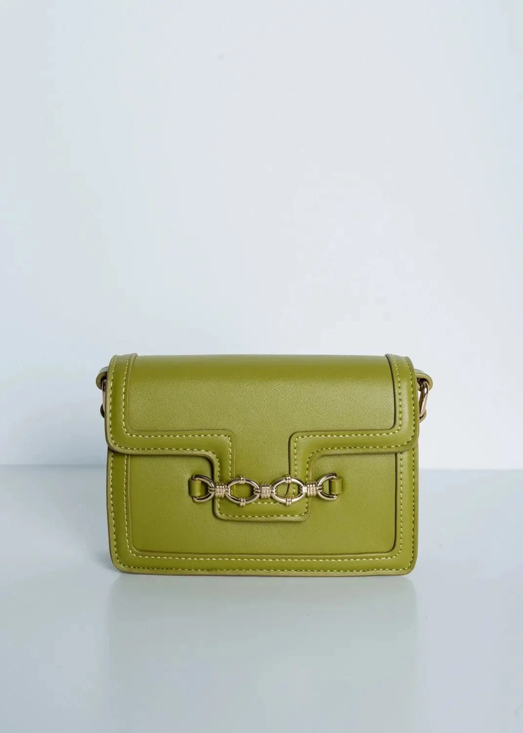 Sac à main crossbody en cuir vert avec chaîne dorée, parfait pour un look élégant