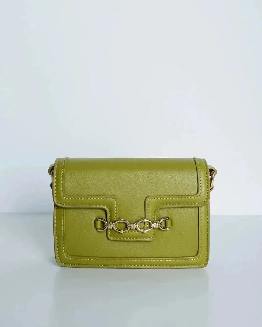 Sac à main crossbody en cuir vert avec chaîne dorée, parfait pour un look élégant
