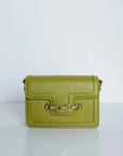 Sac à main crossbody en cuir vert avec chaîne dorée, parfait pour un look élégant
