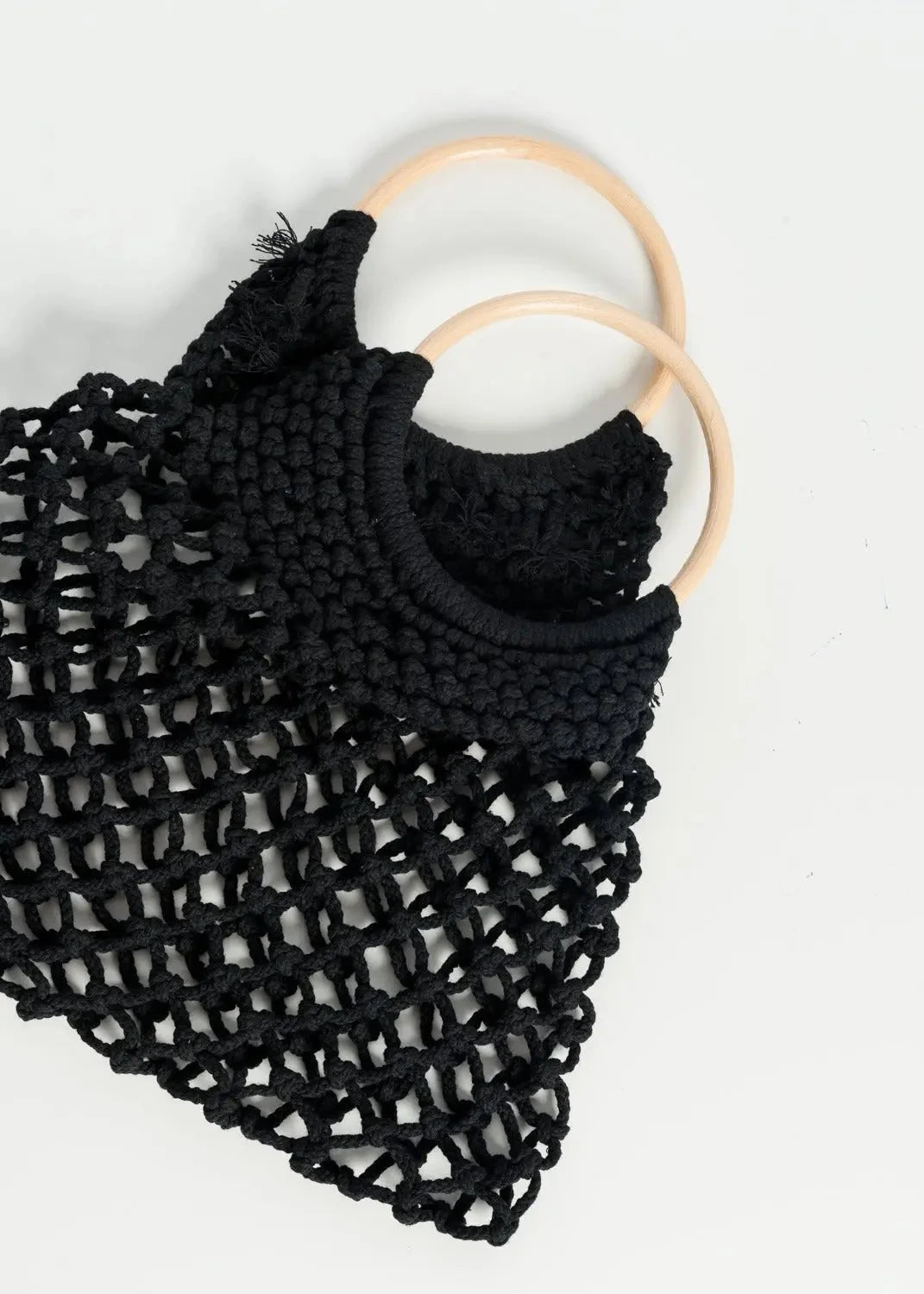 Sac à main noir en macramé tissé avec poignées en anneau en bois, style main noir