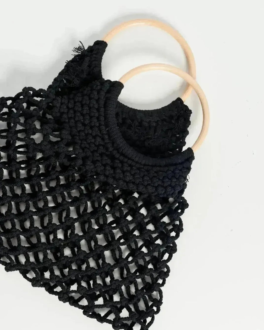 Sac à main noir en macramé tissé avec poignées en anneau en bois, style main noir