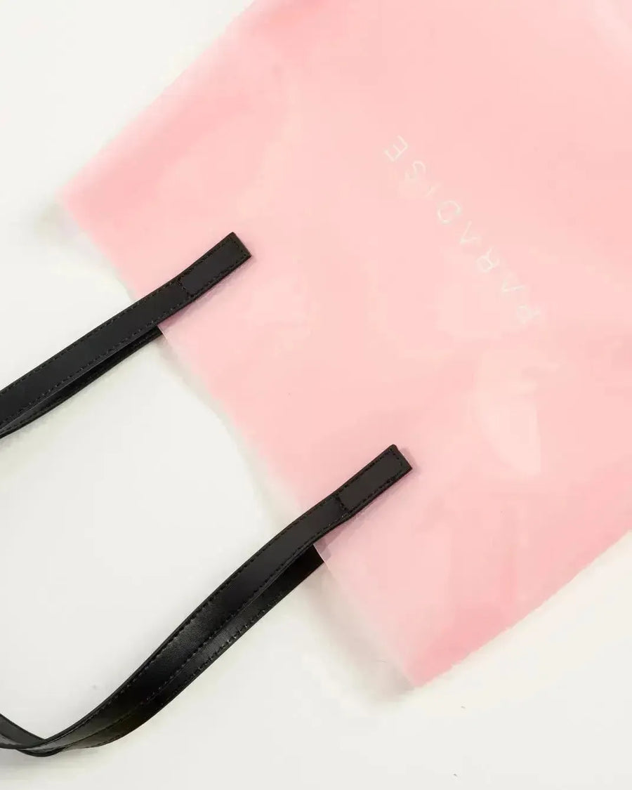 Sac à main en vinyle rose translucide avec poignées noires, idéal pour utilisation quotidienne