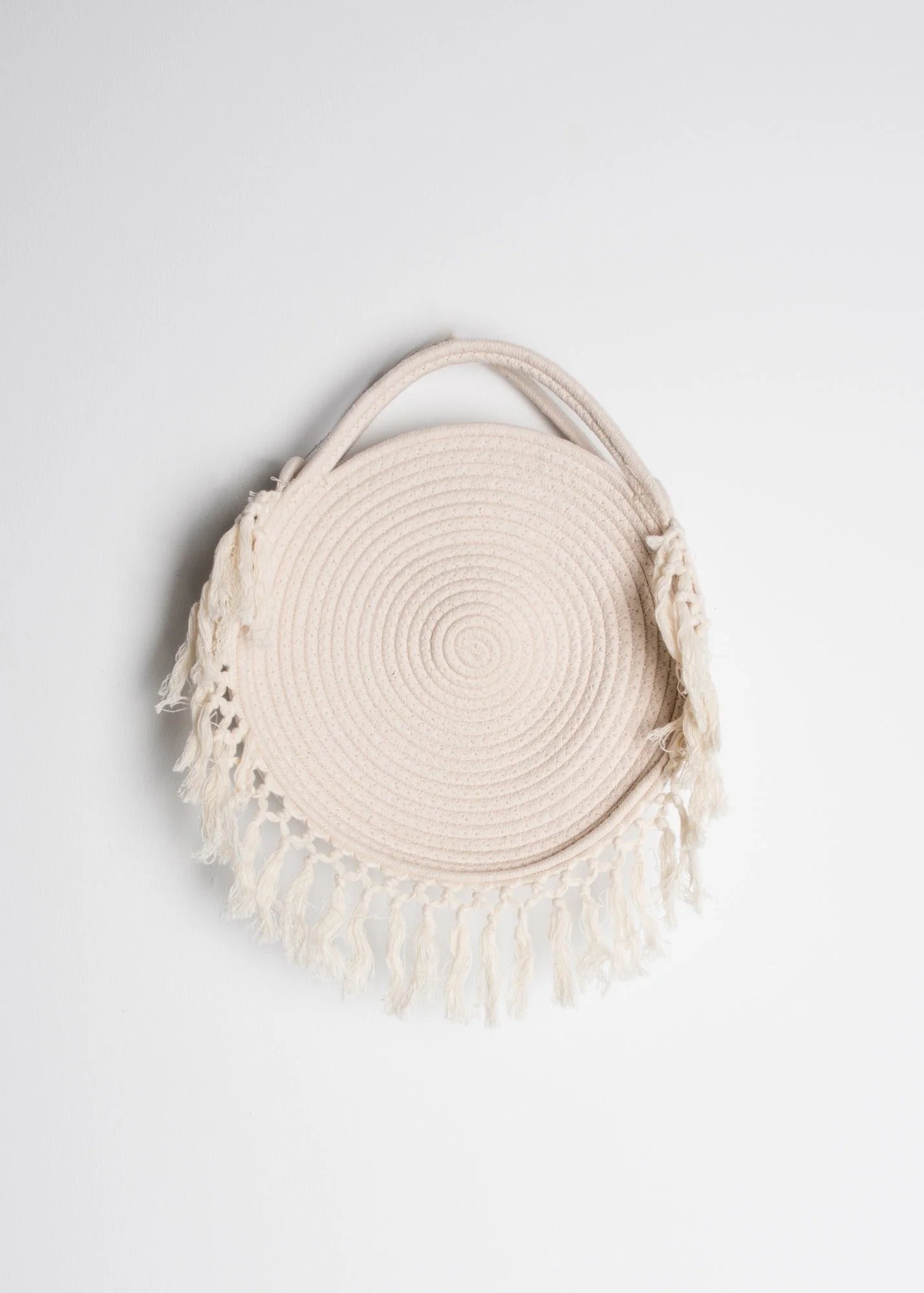 Sac panier rond en macramé off-white avec franges, sac panier tendance et élégant