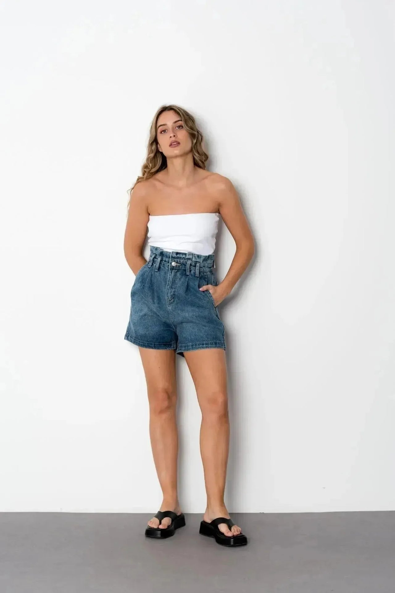Short bermuda ample en denim à taille haute avec top blanc sans bretelles