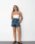Short bermuda ample en denim à taille haute avec top blanc sans bretelles