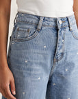 Détail taille passants et poches du bermuda en jean brodé
