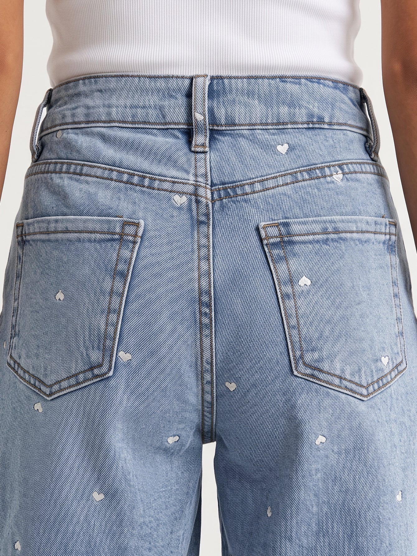 Détail dos et poches du bermuda en jean brodé