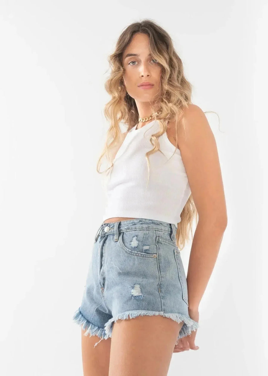 Short denim effiloché déchiré avec ourlet frangé pour un look décontracté
