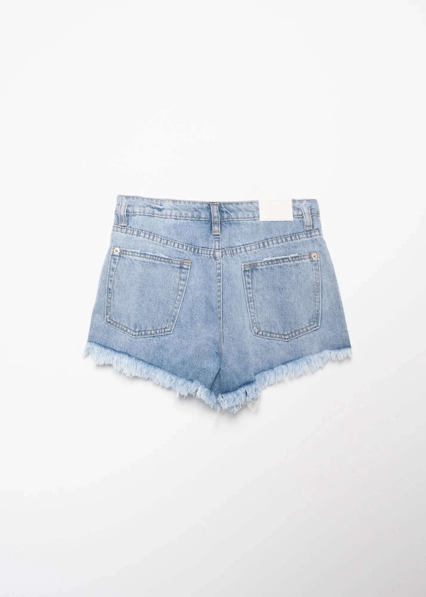 Short denim éffiloché en jean bleu clair avec ourlets effilochés et poches arrière