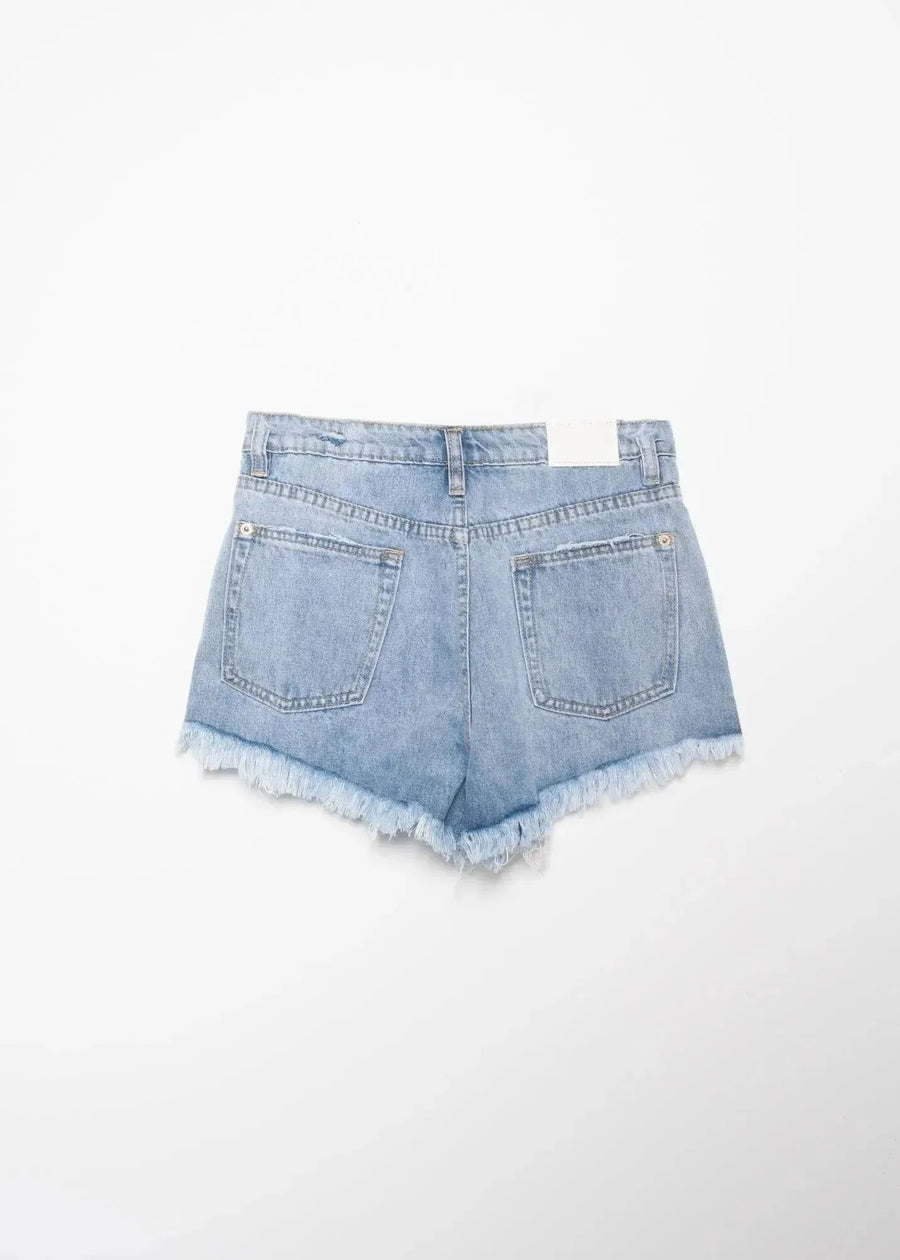 Short denim éffiloché en jean bleu clair avec ourlets effilochés et poches arrière