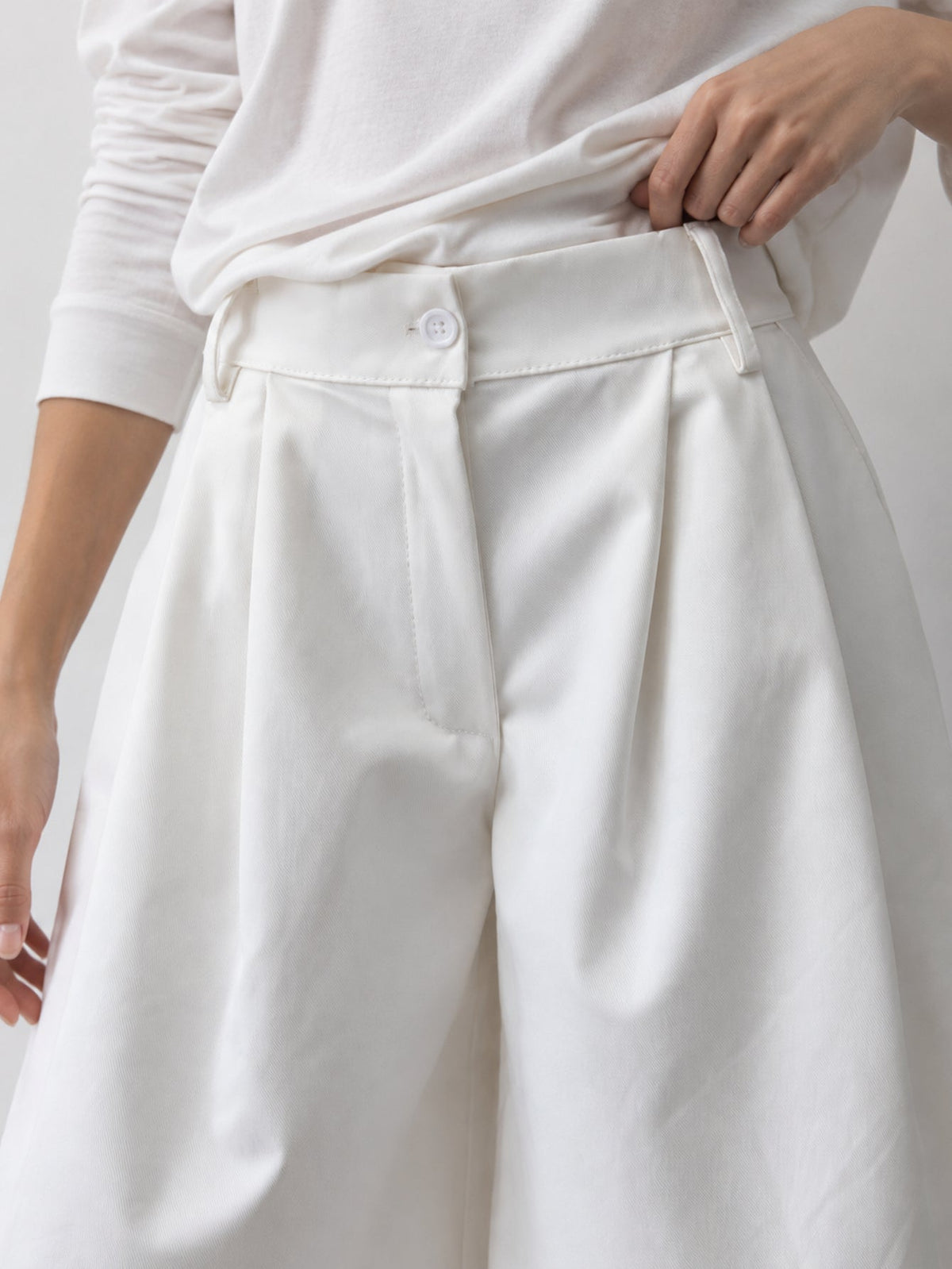 Ceinture et bouton de la jupe culotte blanche