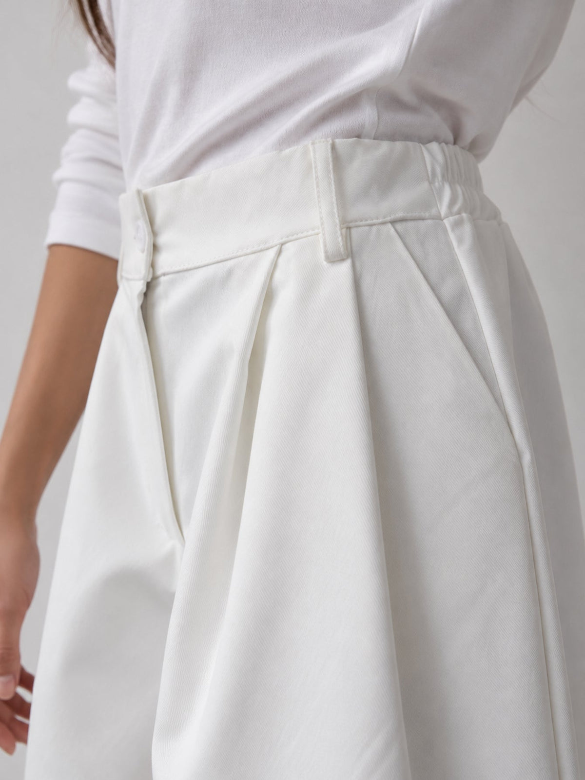 Plis et passants de ceinture jupe culotte blanche