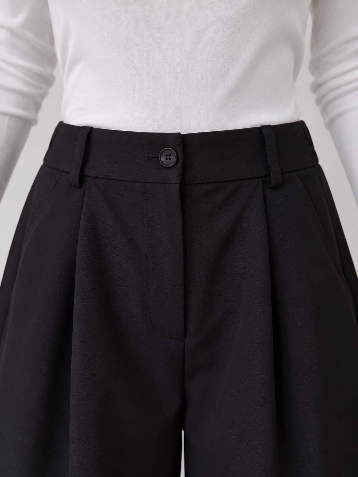 Ceinture et bouton de la jupe culotte noire
