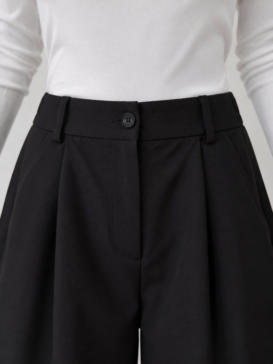 Ceinture et bouton de la jupe culotte noire