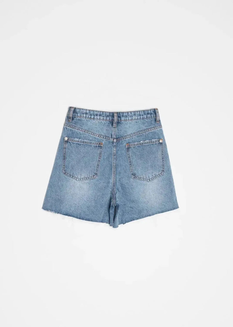 Shorts en jean bermuda chic en denim clair avec déchirures et style confortable