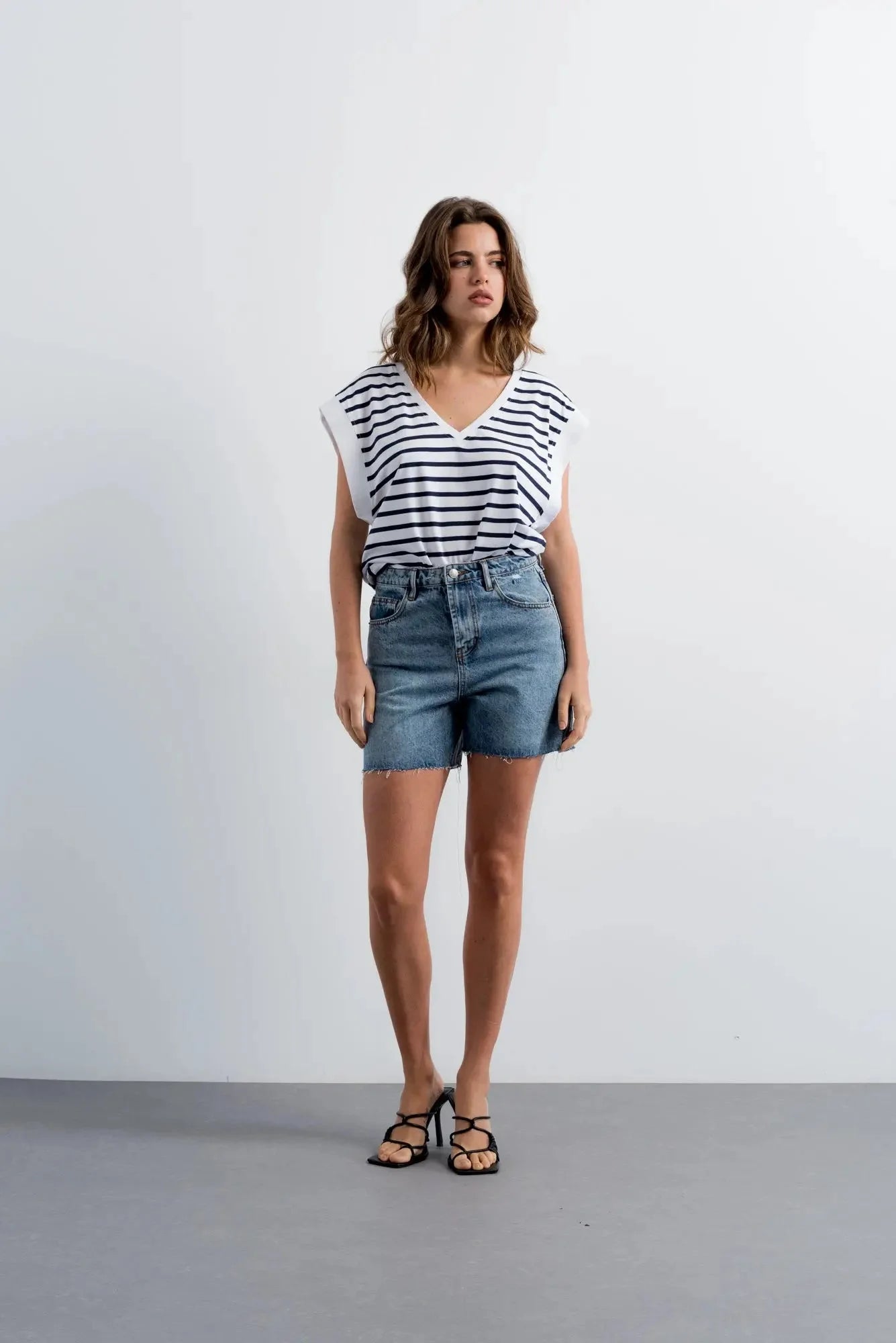 Vêtements femme shorts en jean style bermuda chic et confortable avec sandales à talons