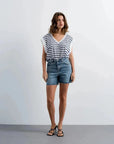 Vêtements femme shorts en jean style bermuda chic et confortable avec sandales à talons