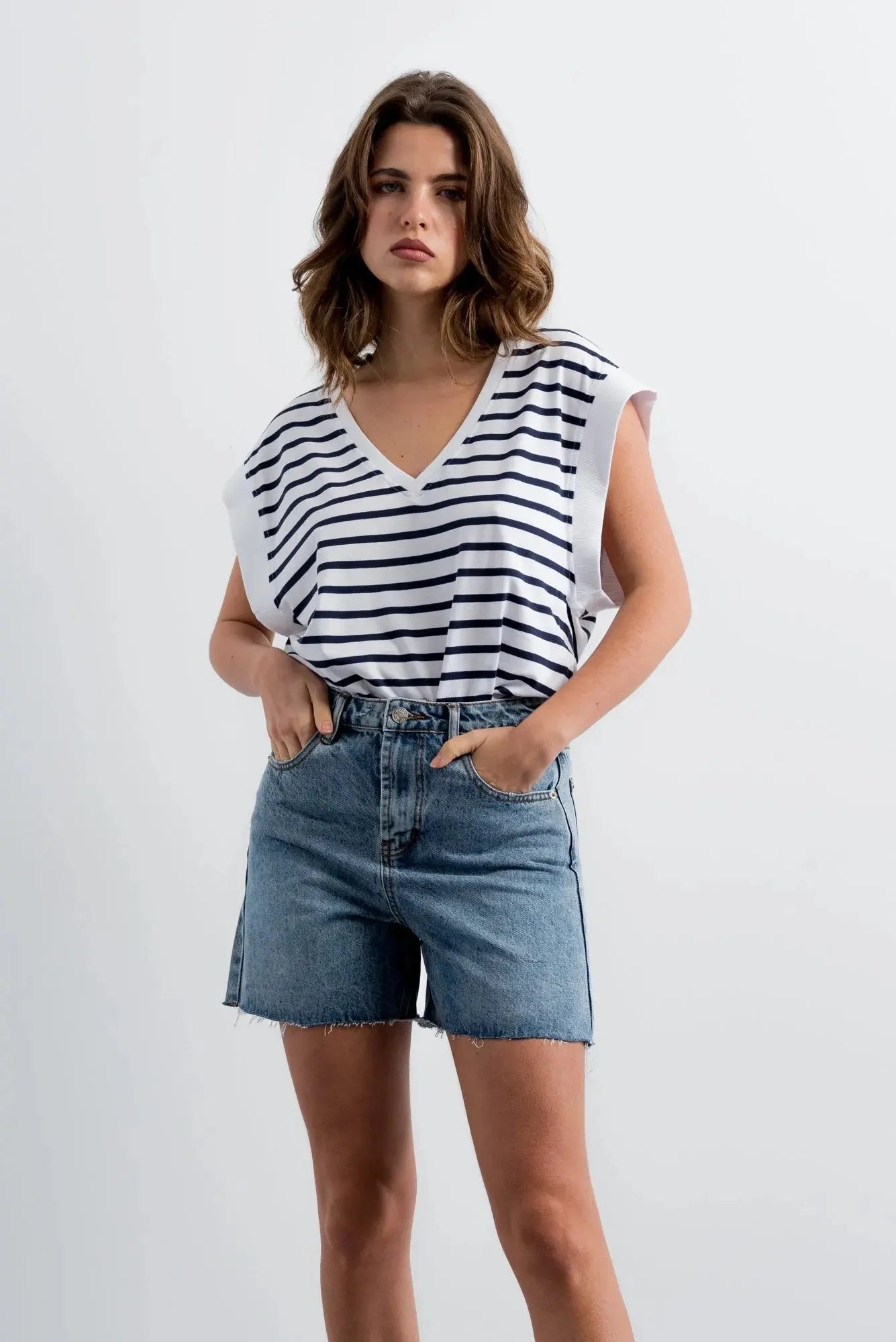 Top blanc en V sans manches à rayures noires, style confortable pour shorts en jean bermuda chic