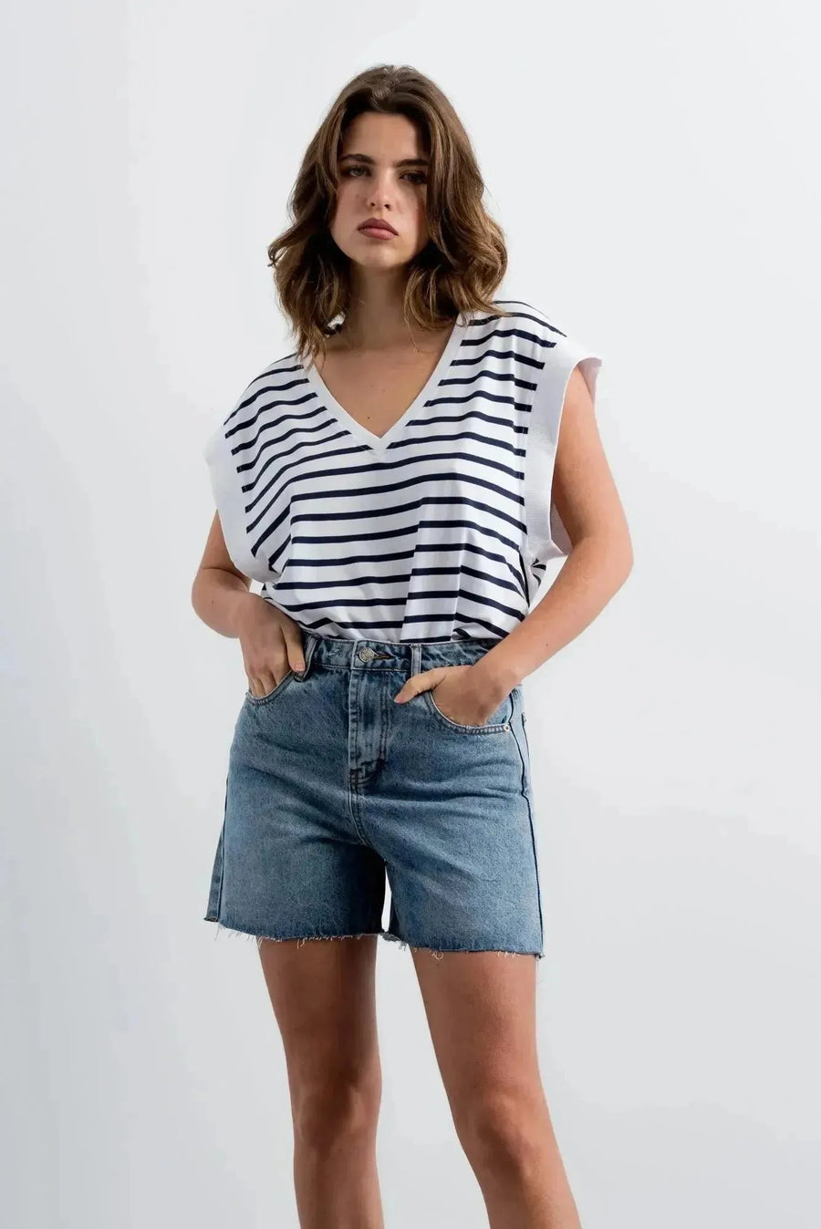 Top blanc en V sans manches à rayures noires, style confortable pour shorts en jean bermuda chic
