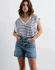Top blanc en V sans manches à rayures noires, style confortable pour shorts en jean bermuda chic