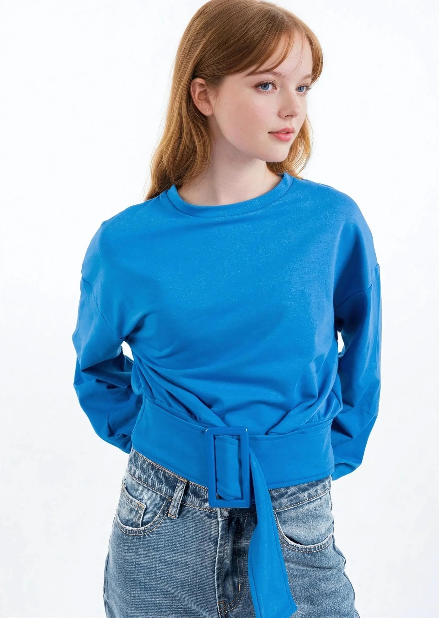 Femme portant un sweat-shirt court bleu ceinturé pour un look plus chic et décontracté