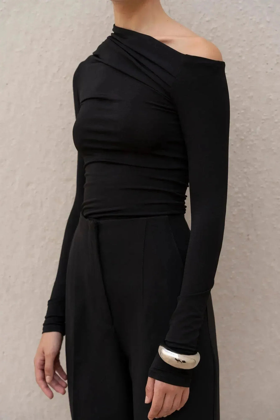 T-shirt asymétrique noir à manches longues, off-the-shoulder pour un look élégant