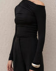 T-shirt asymétrique noir à manches longues, off-the-shoulder pour un look élégant