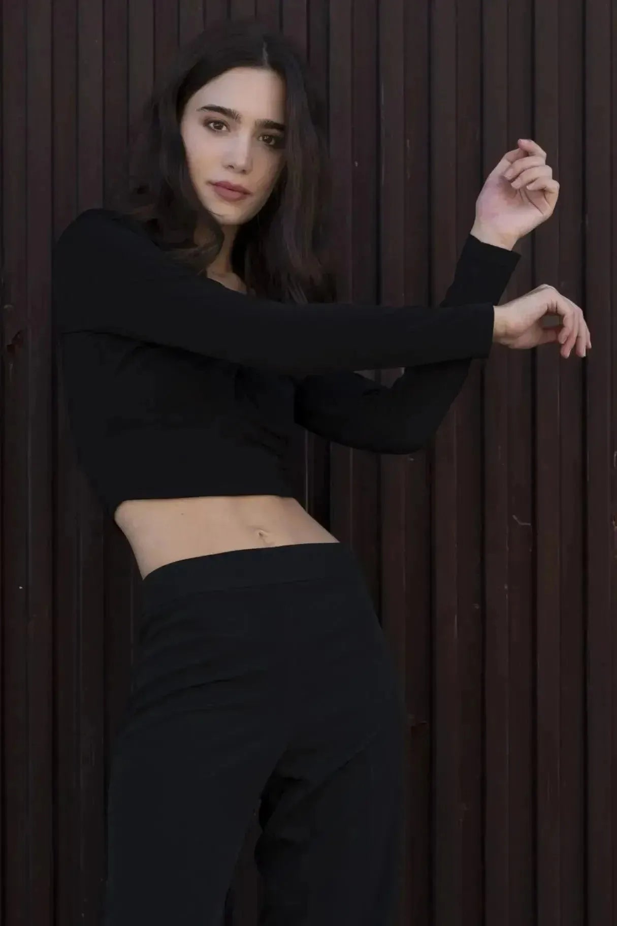 Femme en T-Shirt Crop Top Manche Longue Avec Noeud Élégant Pour Femme, tendance et chic, photographiée dans une pose décontractée.