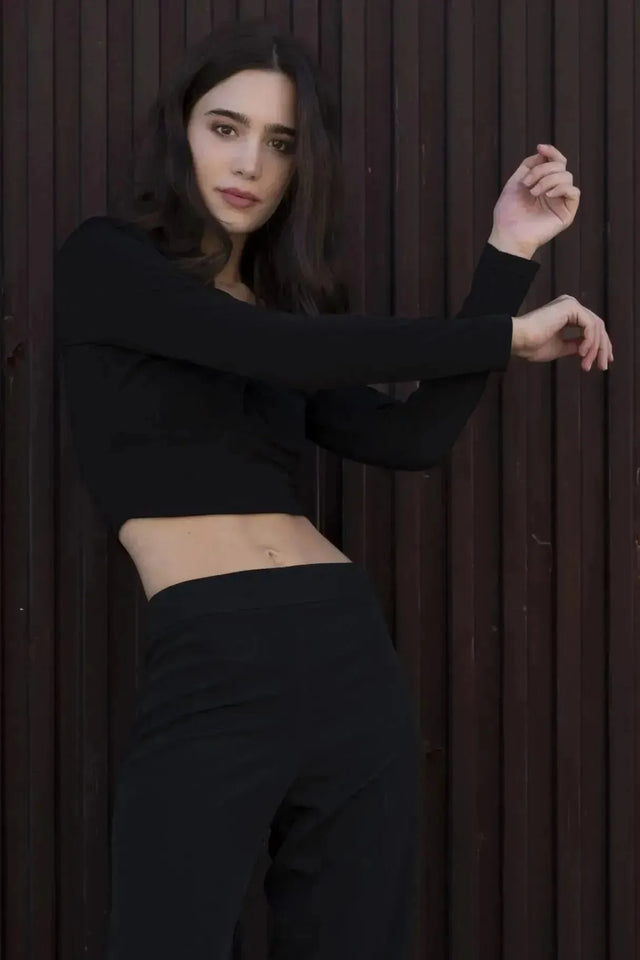 Femme en T-Shirt Crop Top Manche Longue Avec Noeud Élégant Pour Femme, tendance et chic, photographiée dans une pose décontractée.