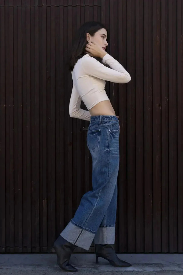 Femme en style profil portant un T-Shirt Crop Top Manche Longue Avec Noeud Élégant Pour Femme, soulignant un look à la fois chic et décontracté.