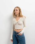 T-Shirt Crop Top Manche Longue Avec Noeud Élégant Pour Femme, porté par une femme, dégageant une vibe chic et moderne.