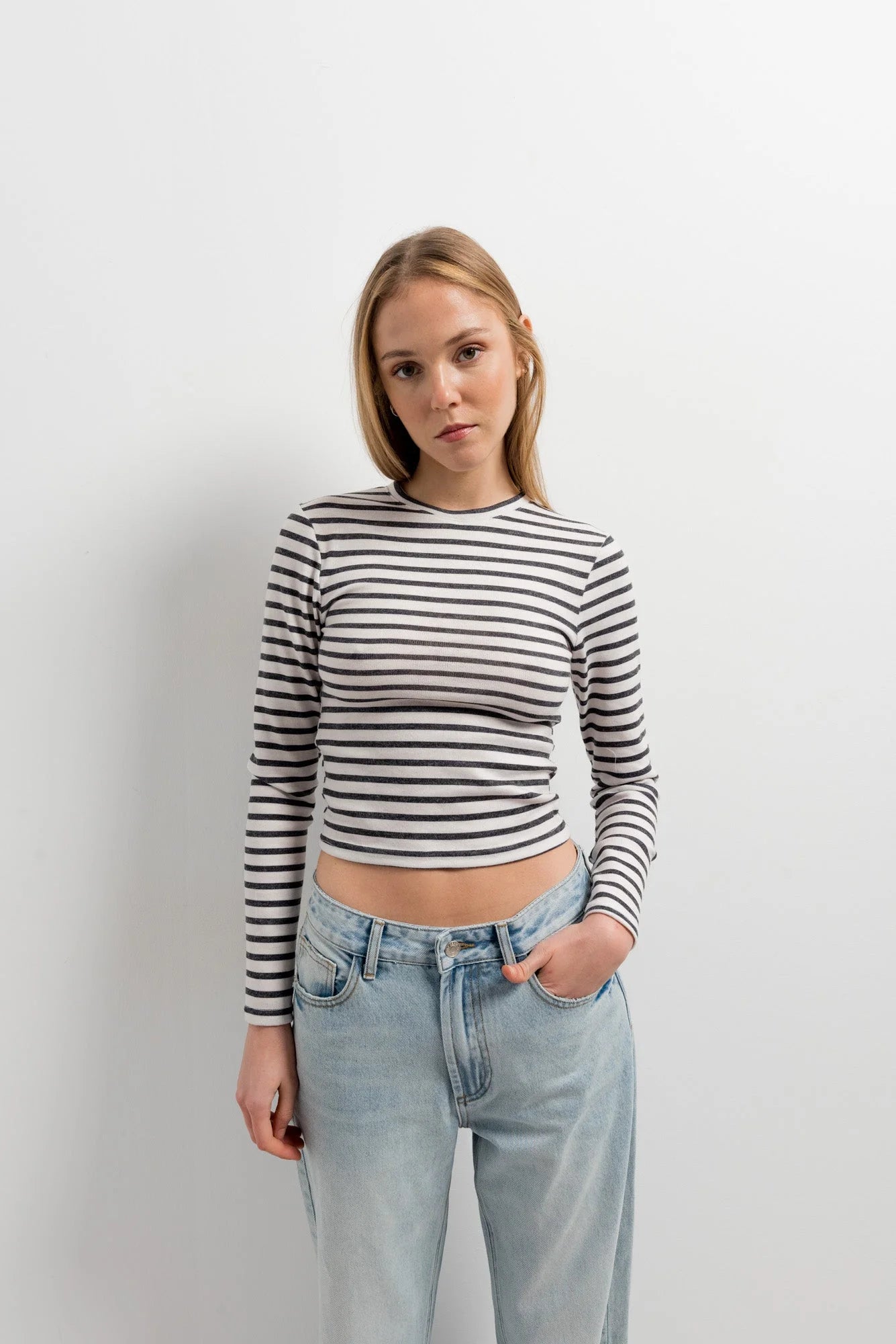 T-shirt marinière femme à manches longues avec rayures noires et blanches élégantes