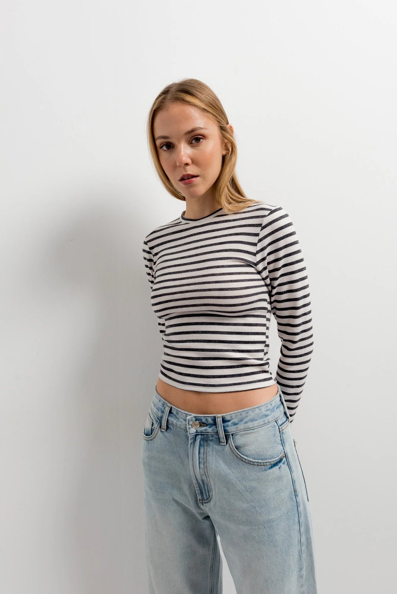 T-shirt marinière femme à manches longues, crop top rayé blanc et noir manches longues
